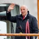 Kong Harald vinker fra Kongeskipet. Foto: Annika Byrde / NTB